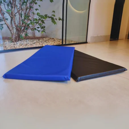 Colchonete de Academia 90x40x3cm – Compacto, Espuma Macia D23 | Impermeável | Ideal para Yoga, Pilates e Treinos | Cores: Azul ou Preto - Imagem 4